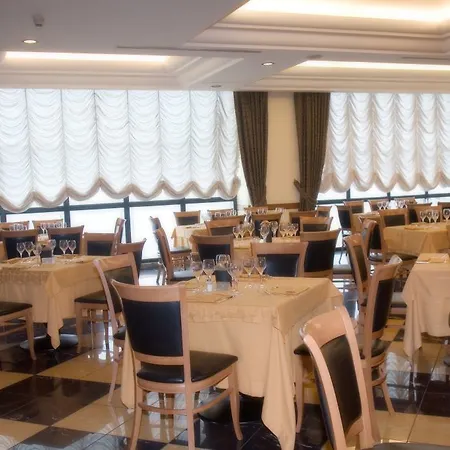 那不勒斯市中心华美达酒店 酒店 4*